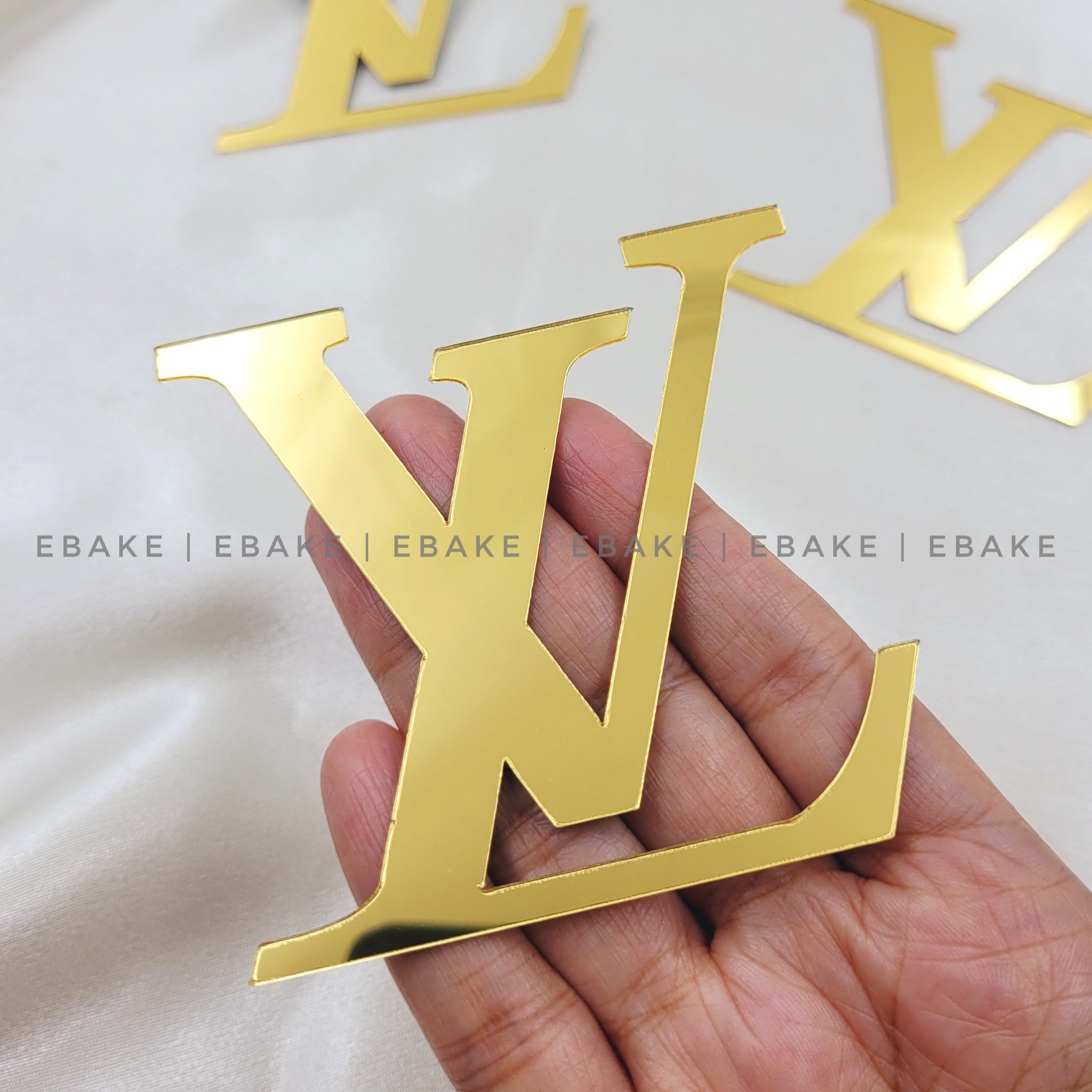 Louis Vuitton Logo Cake Charm 3 Inch Single Piece – EBAKE