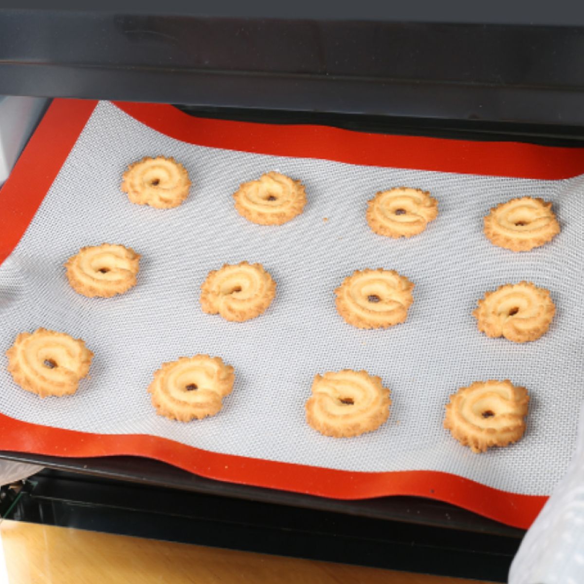 Macaron Baking Mat / Non Stick Silicone Baking Sheet 30*40 (Red)