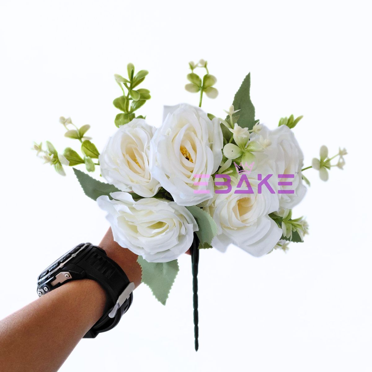 A1922 White Rose Bunch With Fillers (5 Roses & Fillers)