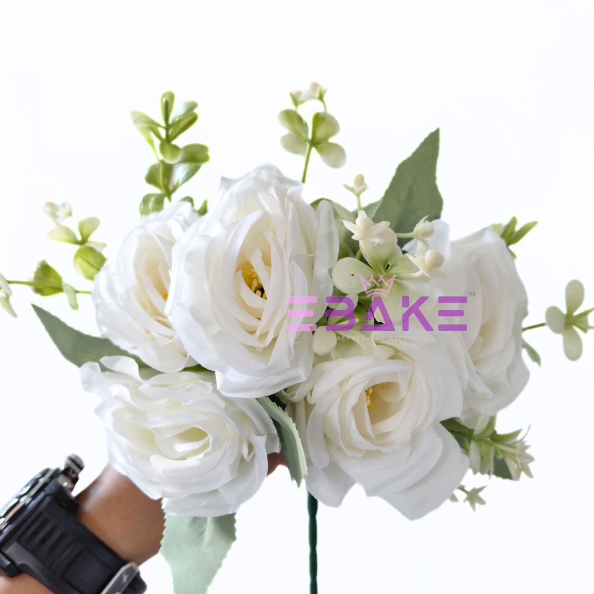 A1922 White Rose Bunch With Fillers (5 Roses & Fillers)