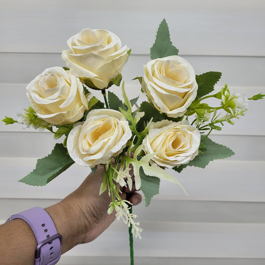 A1104 Cream Rose Bunch (5 Roses With Fillers)