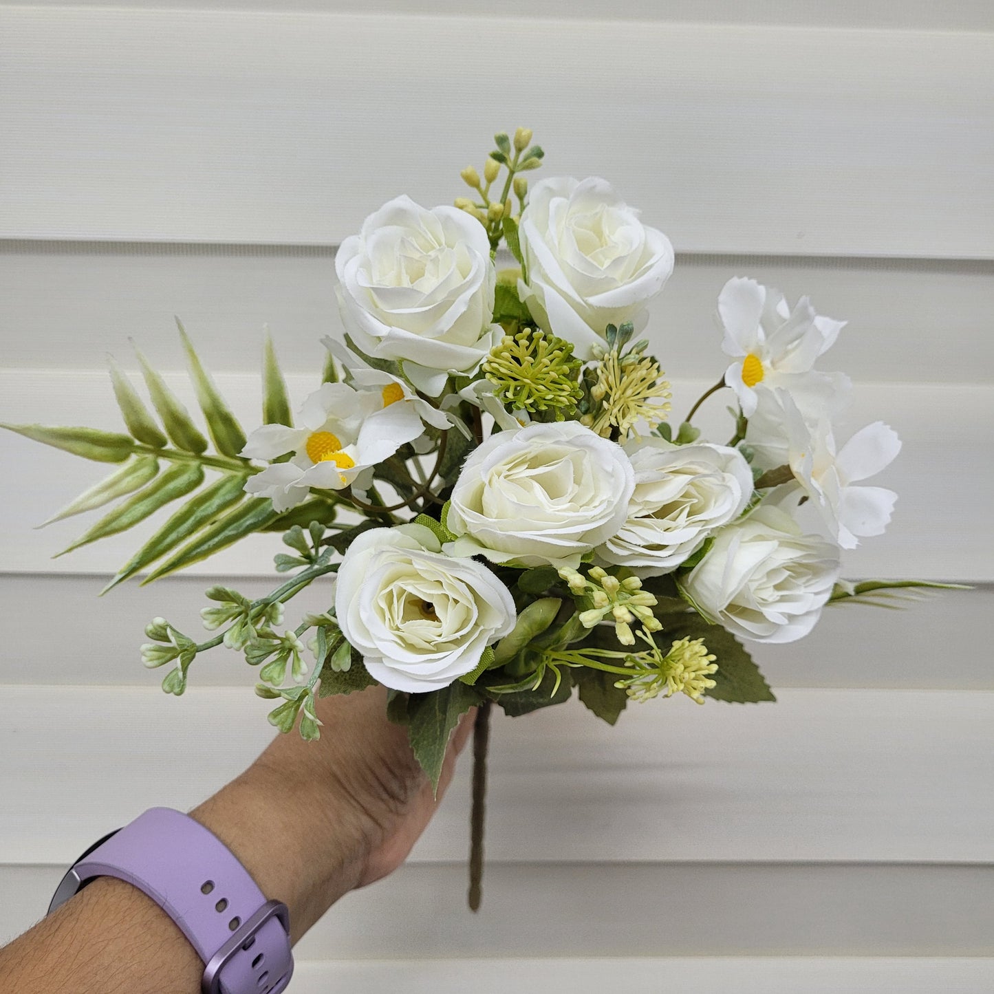 A1136 Small Rose Bunch White(6 Roses With Fillers)