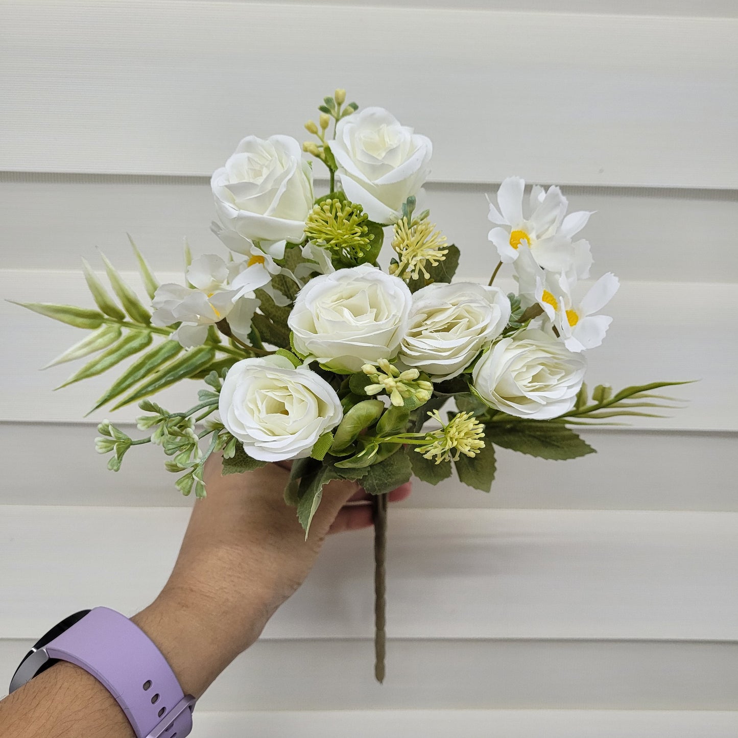 A1136 Small Rose Bunch White(6 Roses With Fillers)