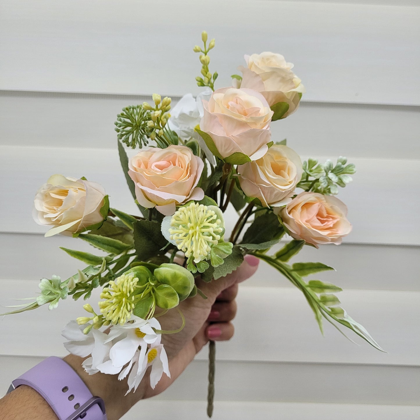 A1139 Small Rose Bunch Light Peach & Cream(6 Roses With Fillers)