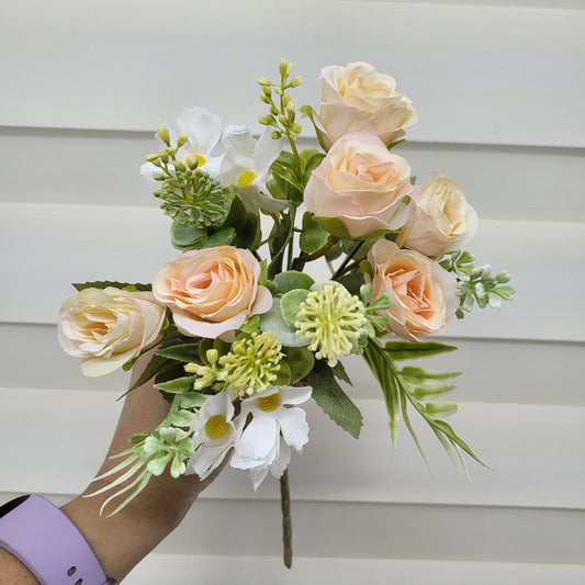 A1139 Small Rose Bunch Light Peach & Cream(6 Roses With Fillers)