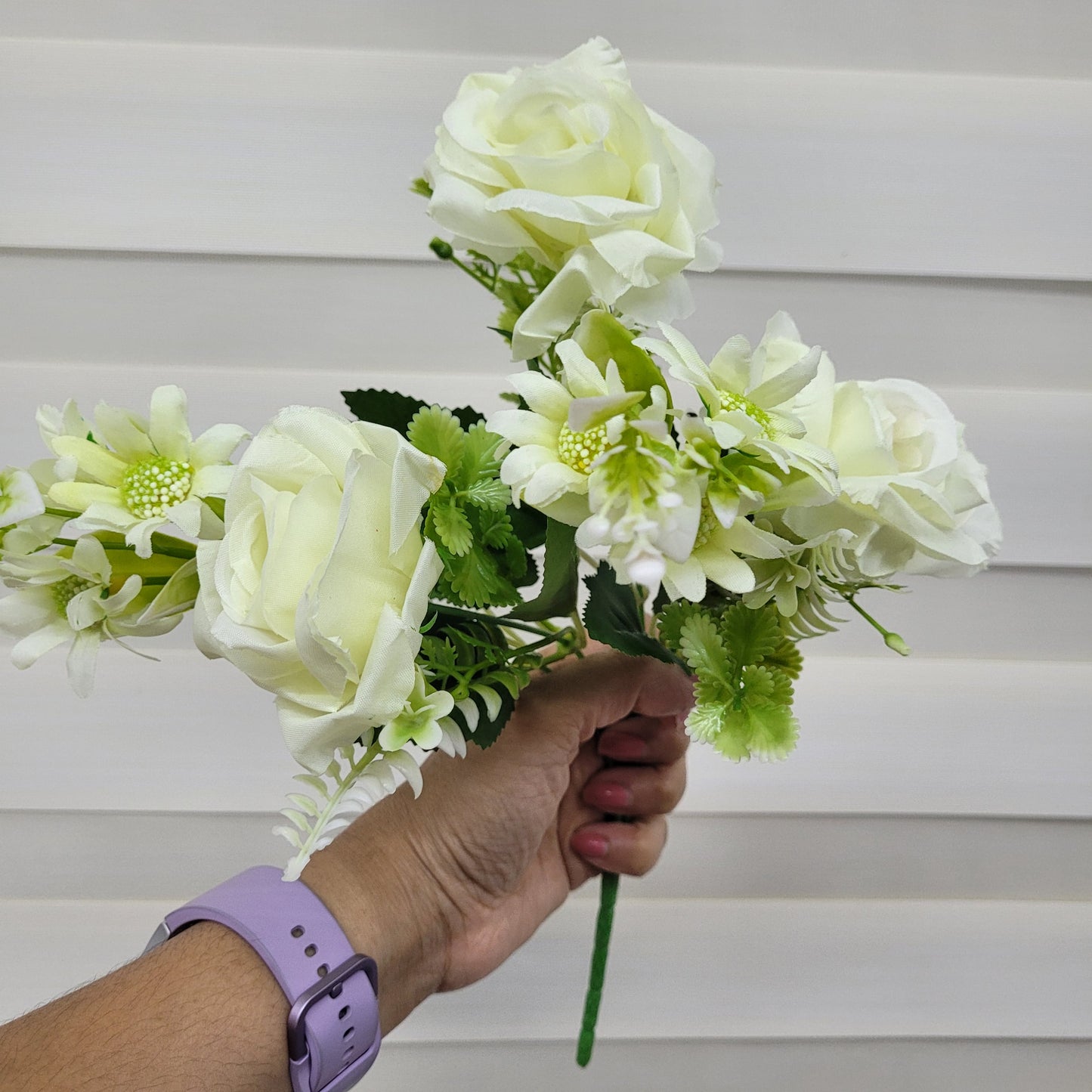 A1185 Off White Bunch (3 Roses With Fillers)