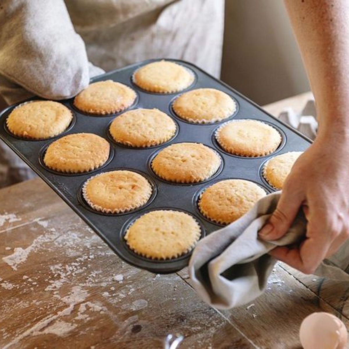 12 Cavity Non Stick Cupcake Mould / Muffin Tray