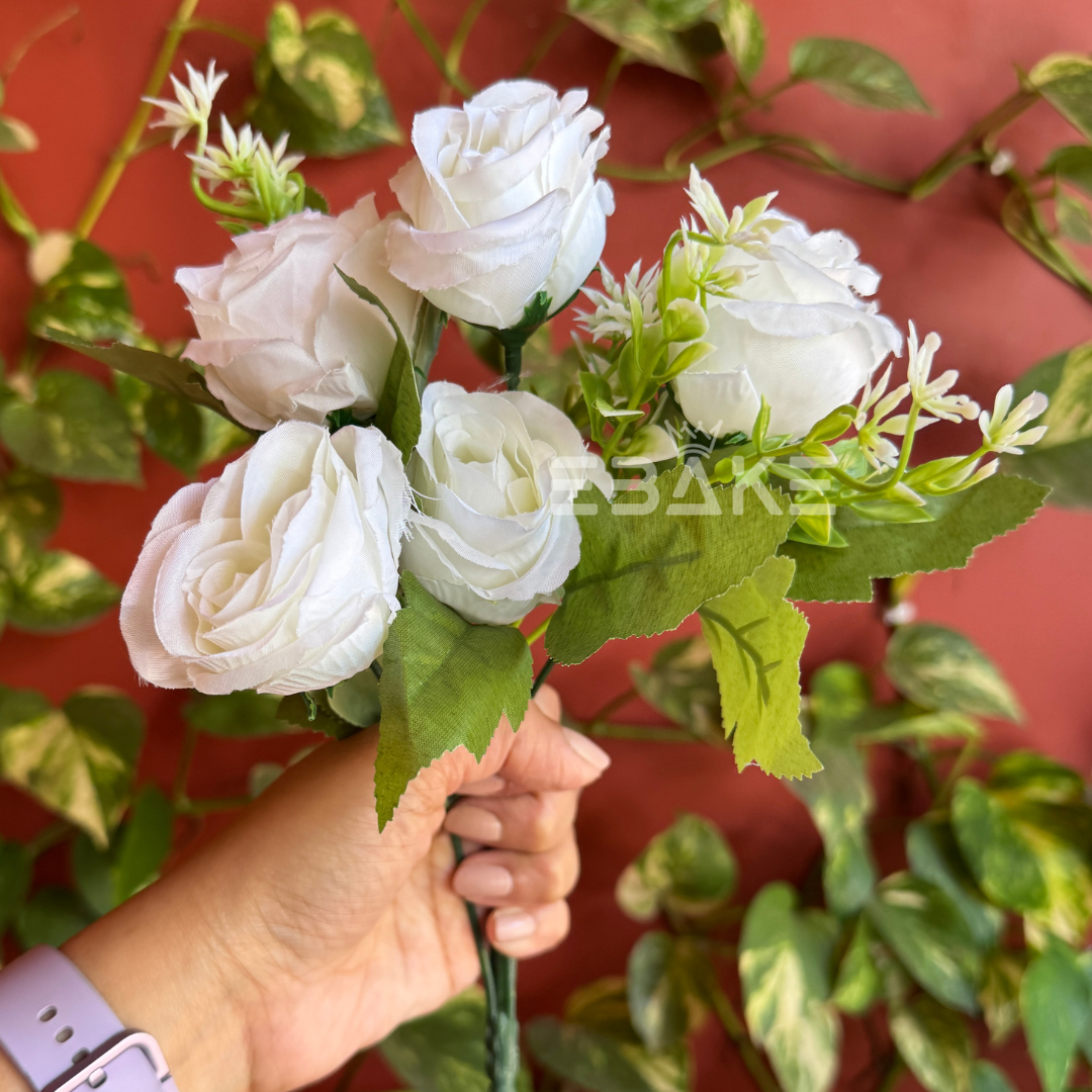 A1218 White Rose Bunch (5 Roses With Fillers)