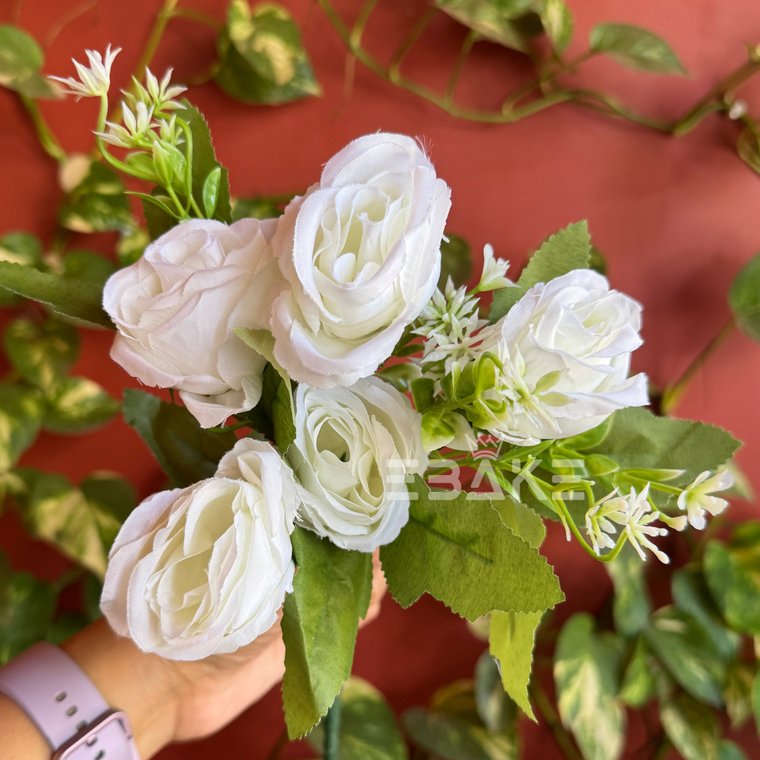 A1218 White Rose Bunch (5 Roses With Fillers)