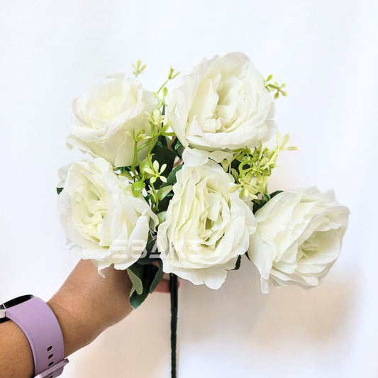 A1432 White Rose Bunch With Fillers (5 Roses & Fillers)