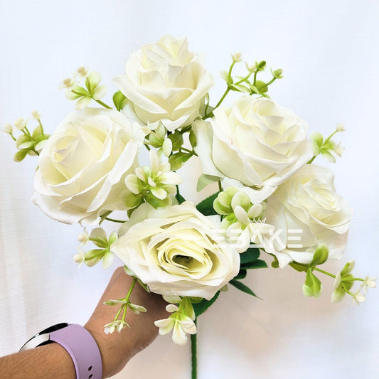 A1437 White Rose Bunch With Fillers (5 Roses & Fillers)